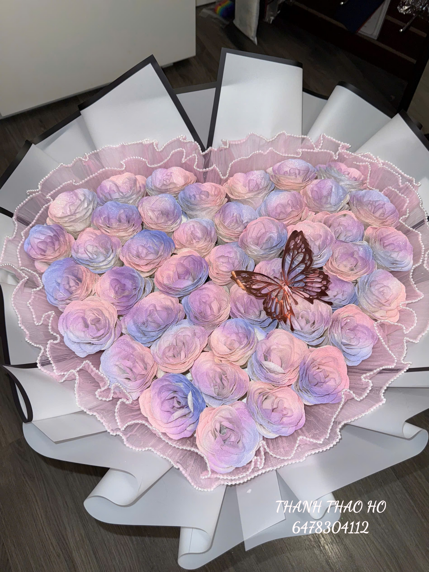 Bó hoa hồng pastel nhẹ nhàng, tim tím – hồng hồng hình trái tim