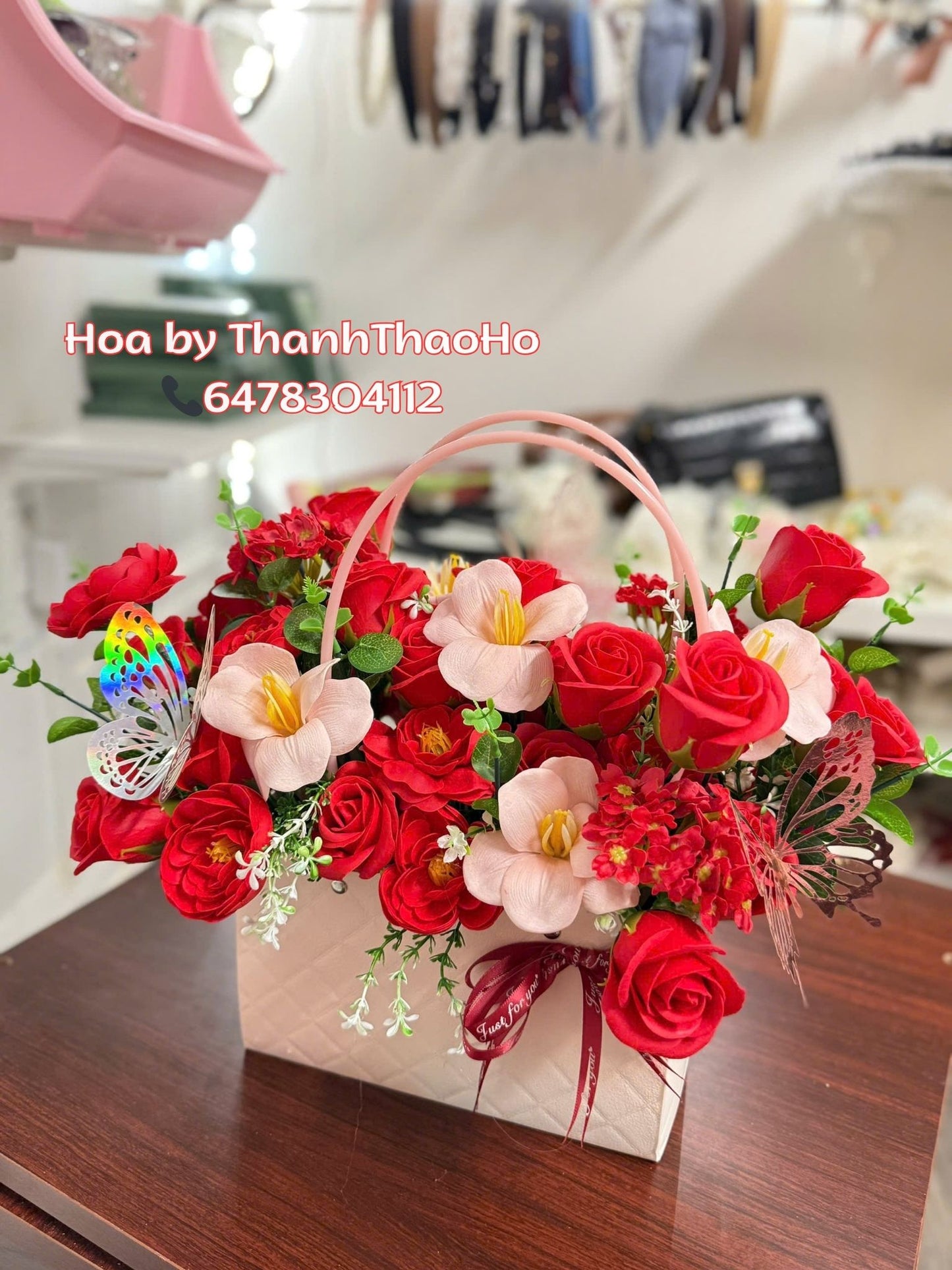 Giỏ hoa hồng đỏ mix tulip hồng nổi bật