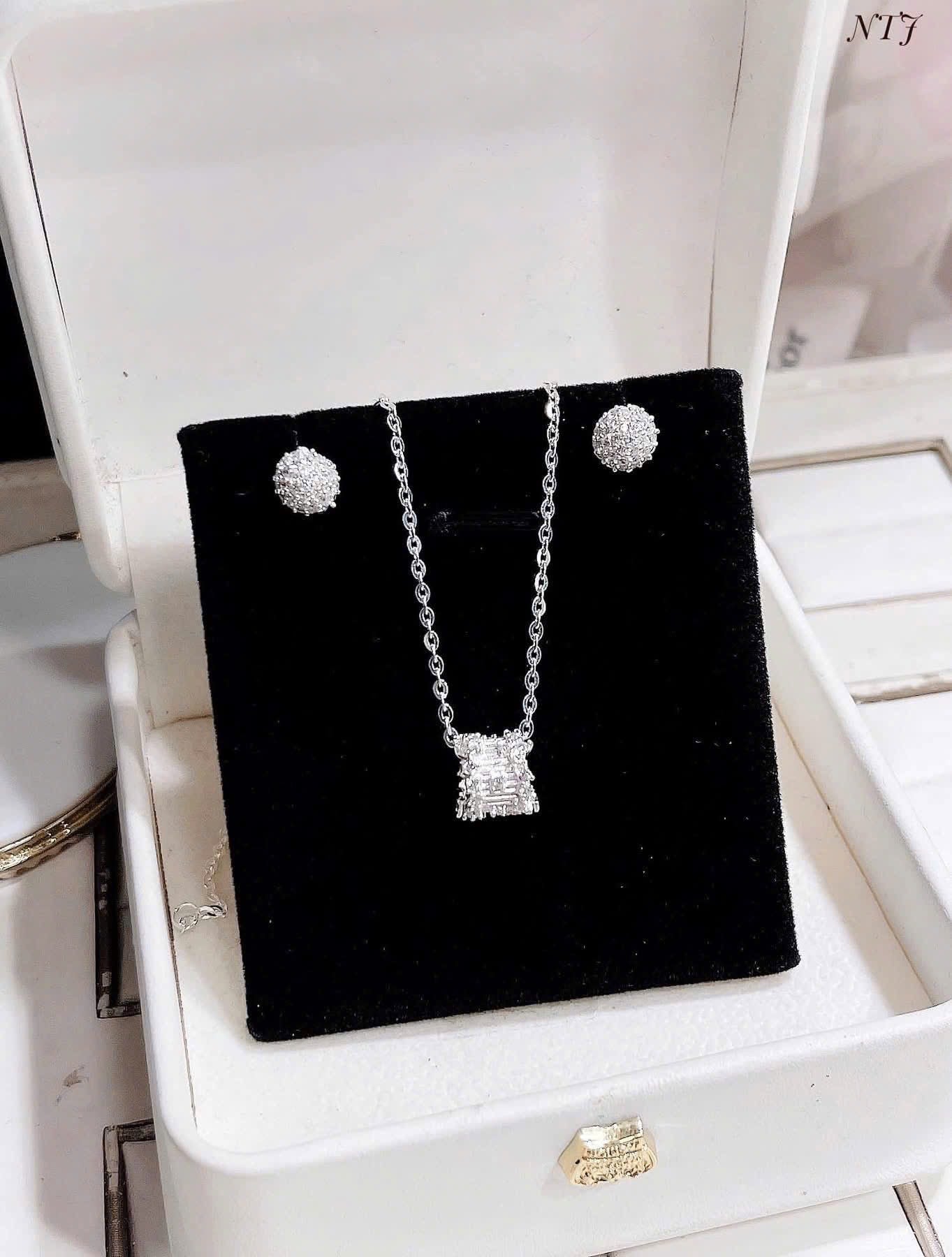 Bộ khuyên tai & dây chuyền bạc sáng