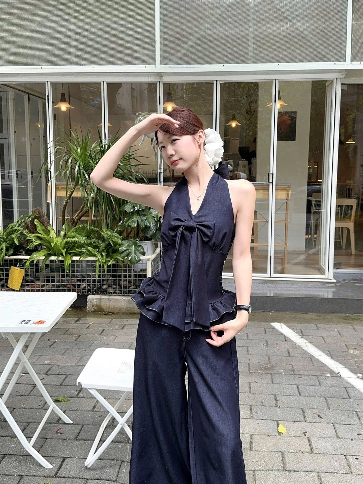Set áo cổ yếm đính nơ siêu yêu, mix cùng quần suông tone xanh denim