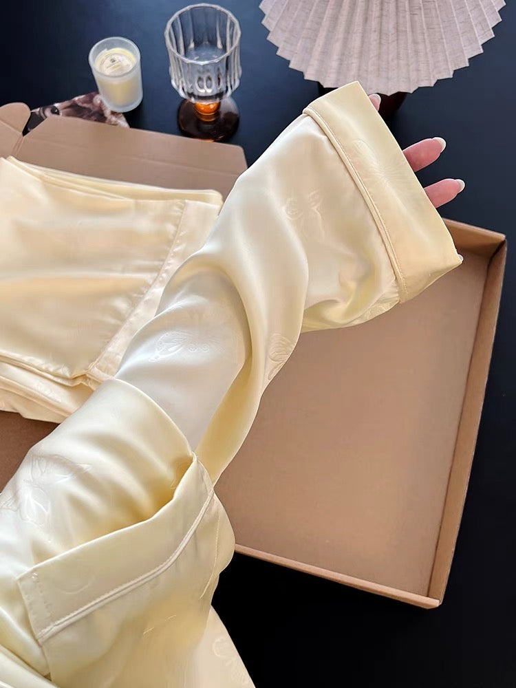 Pijama dài lụa vàng in bướm