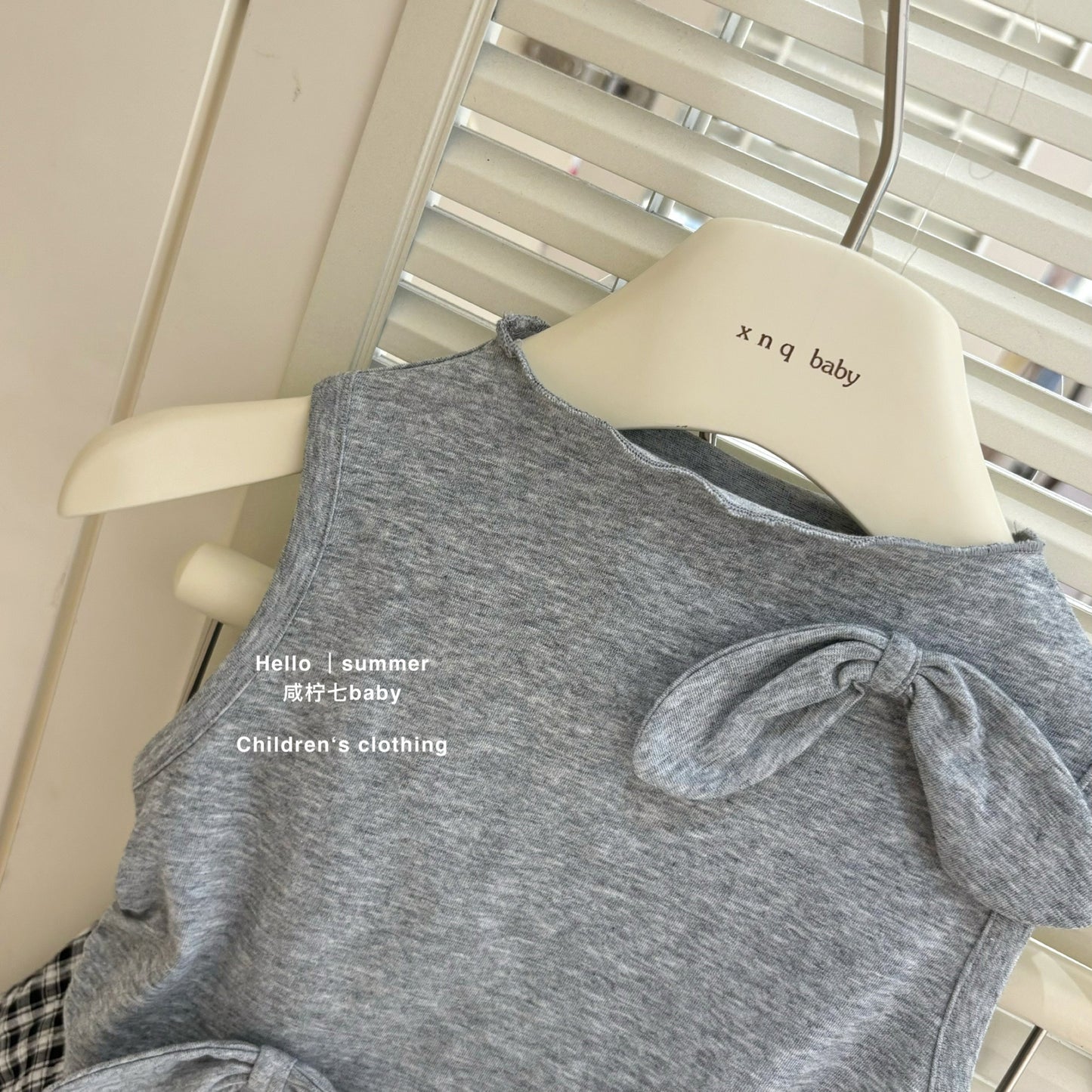 Set áo ba lỗ xám đính nơ và váy caro