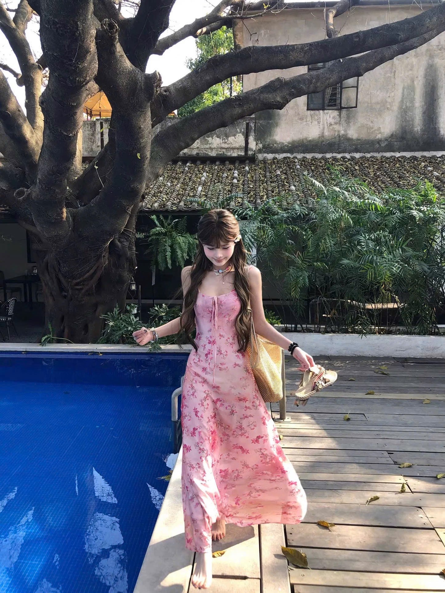 Váy hồng dáng 2 dây ôm nhẹ body