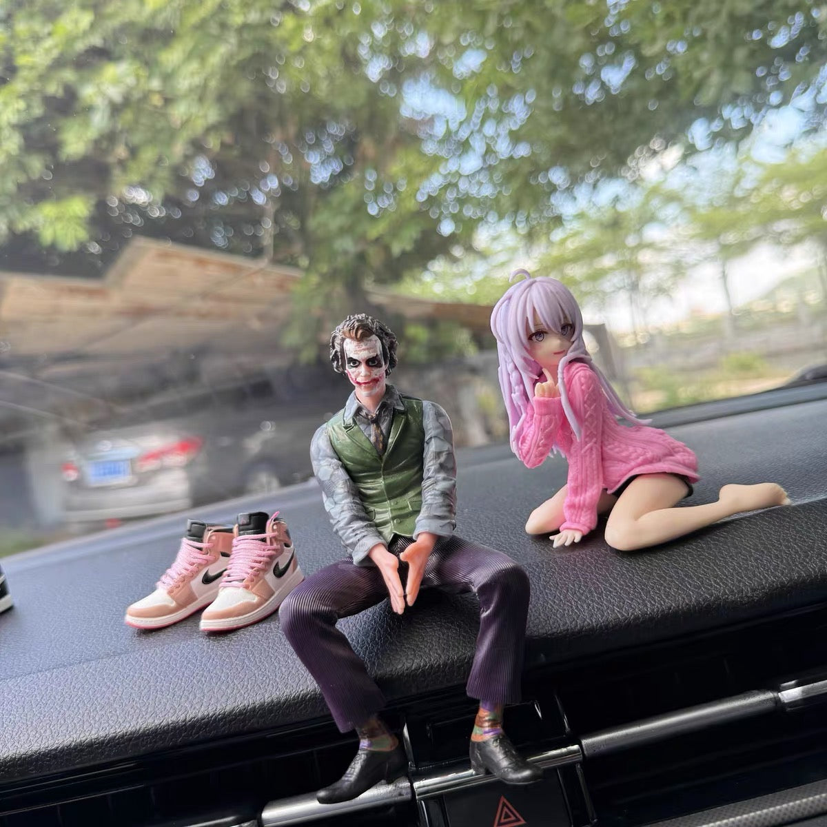 Dán xe Joker và búp bê xinh