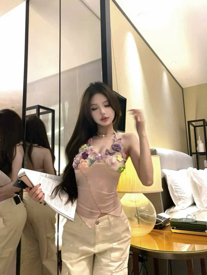 Áo 2 dây cổ yếm đính hoa