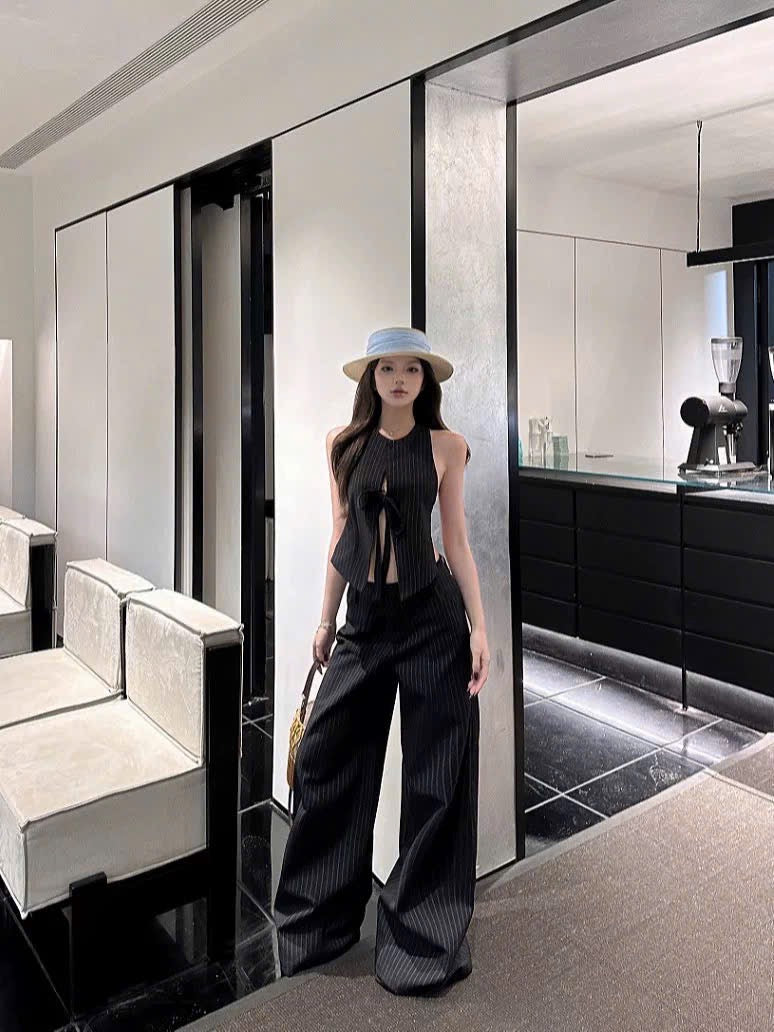 Set đồ kẻ sọc đen siêu slay