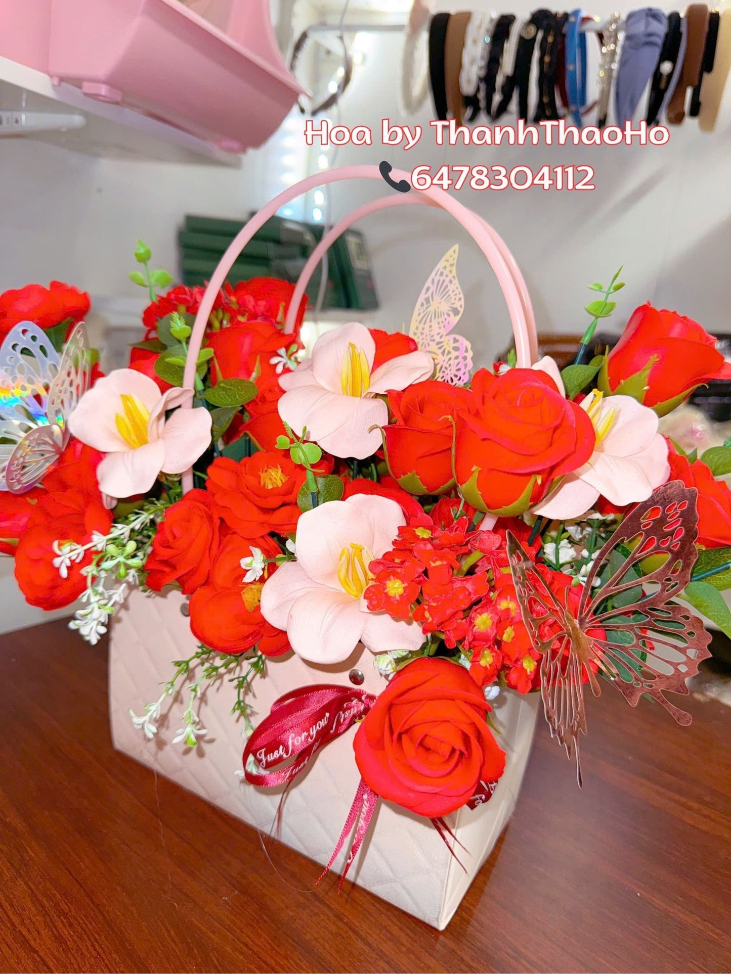 Giỏ hoa hồng đỏ mix tulip hồng nổi bật