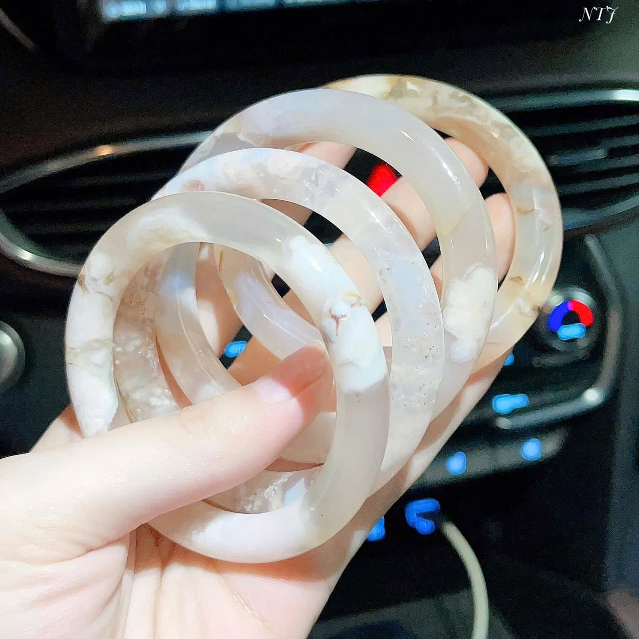 Vòng ngọc hoa anh đào sang trọng