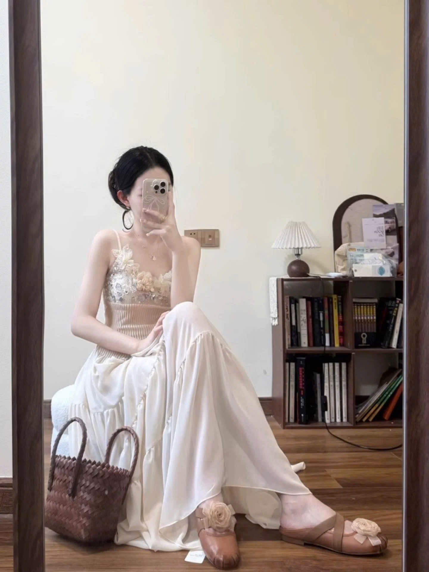 Đầm 2 dây màu trắng kem thanh thoát