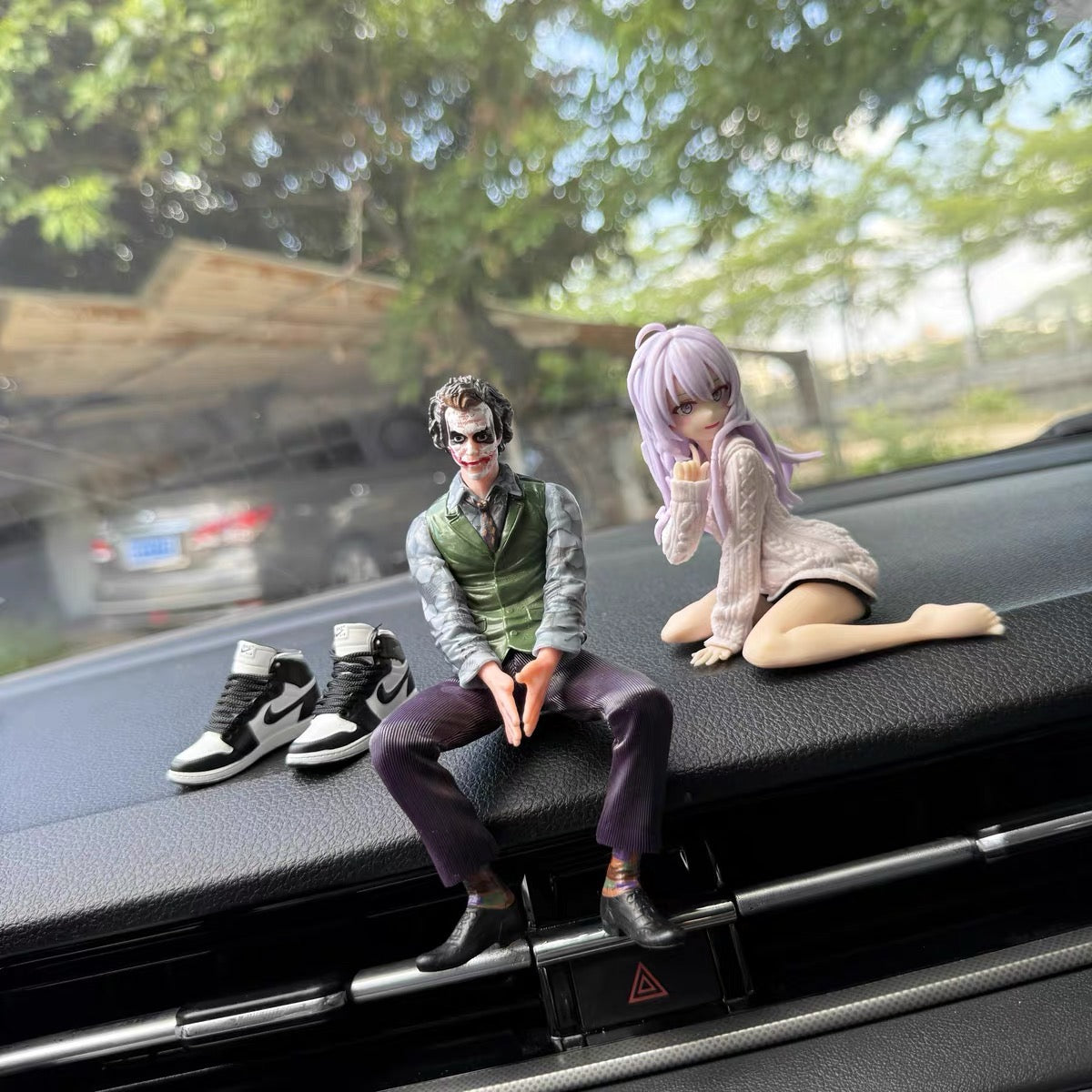 Dán xe Joker và búp bê xinh
