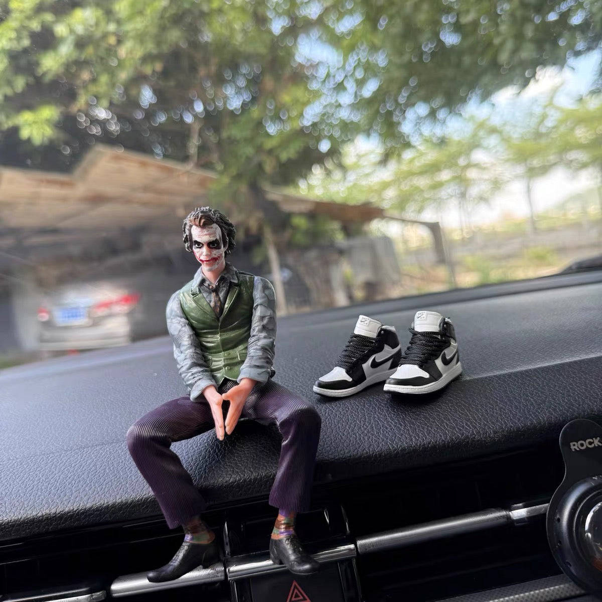 Dán xe Joker và búp bê xinh