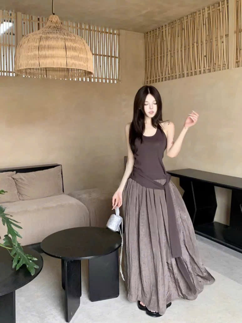 Set áo cổ yếm cột tà lơi mềm mại phối cùng chân váy xếp ly dài