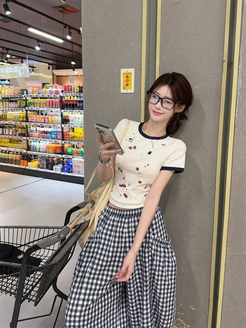 Áo phông form babytee xinh xắn phối quần ống rộng caro