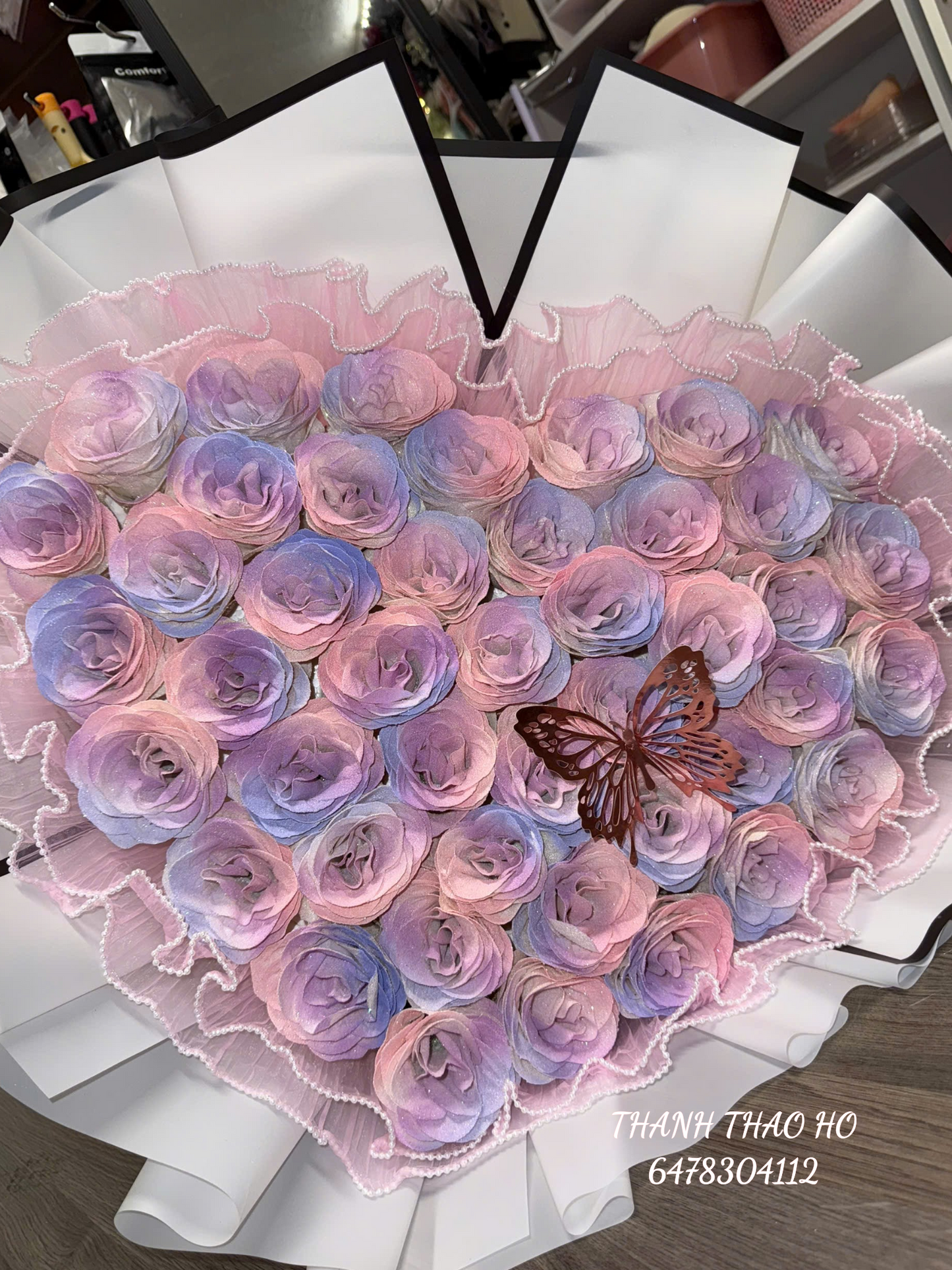 Bó hoa hồng pastel nhẹ nhàng, tim tím – hồng hồng hình trái tim