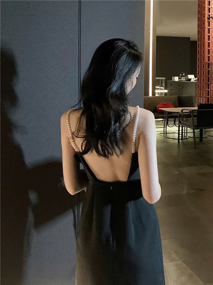 Đầm 2 dây ngọc trai hở lưng