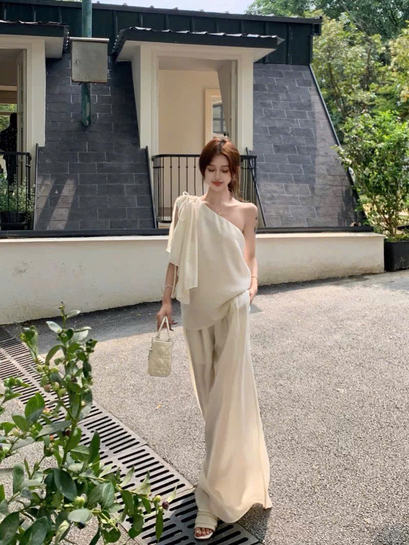 Set áo lệch vai mix quần ống rộng trắng