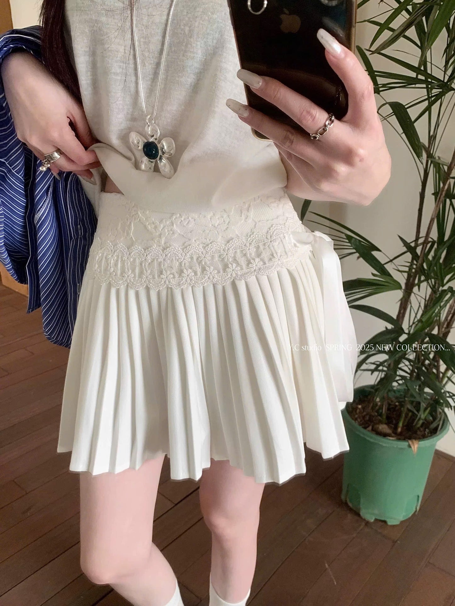 Chân váy ngắn xếp ly phối ren cột nơ