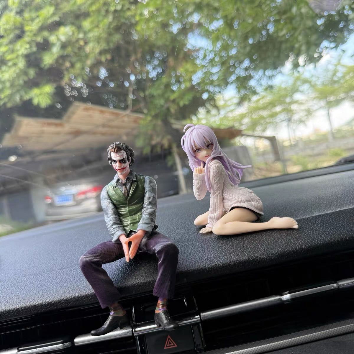 Dán xe Joker và búp bê xinh