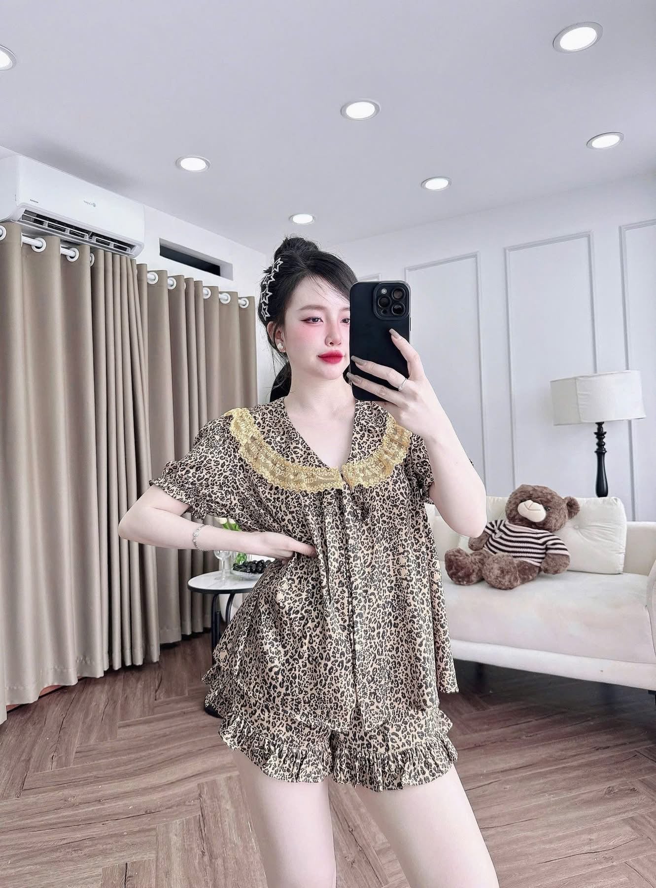 Bộ ngủ đùi lụa latin cổ sen