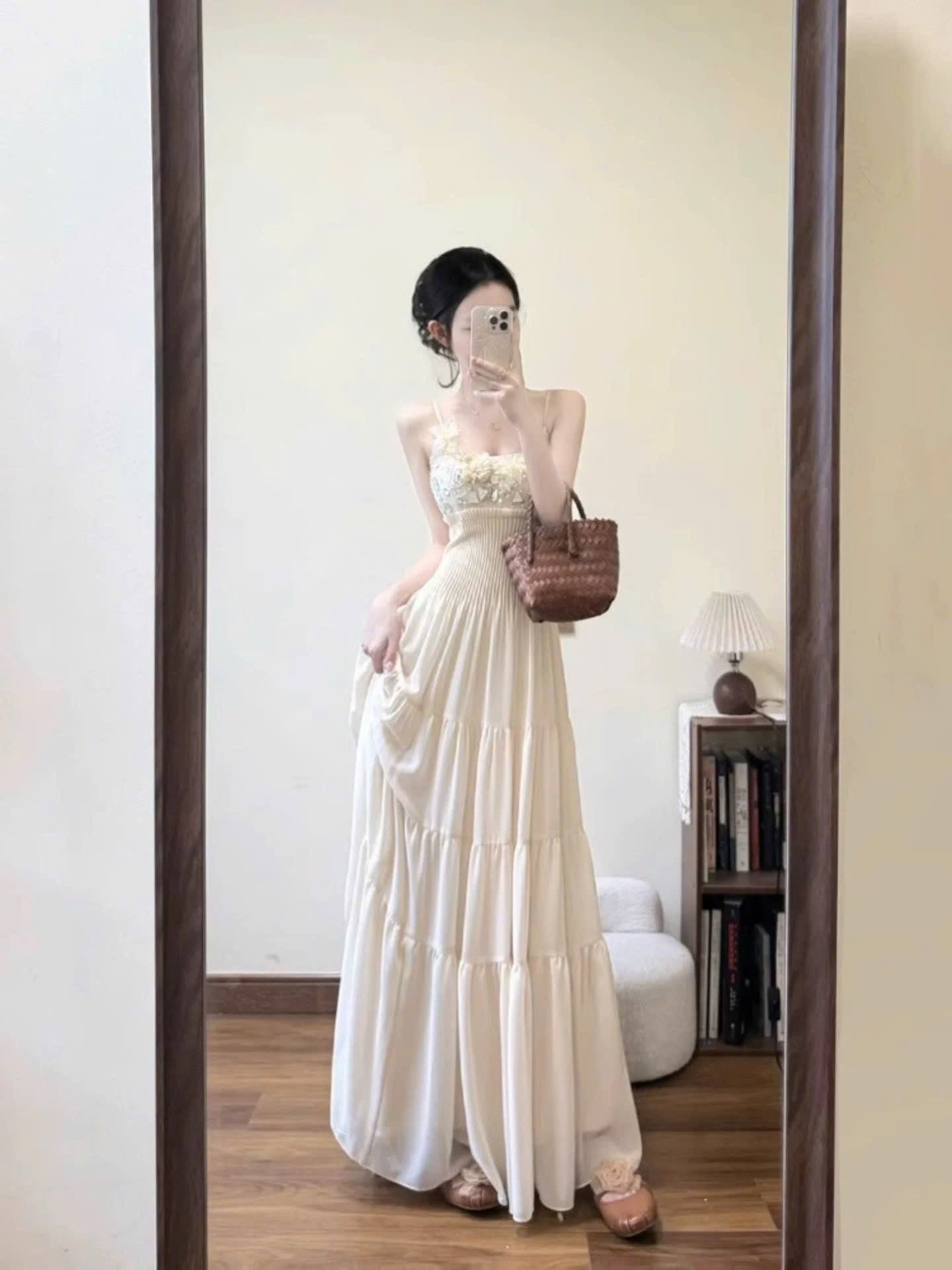 Đầm 2 dây màu trắng kem thanh thoát