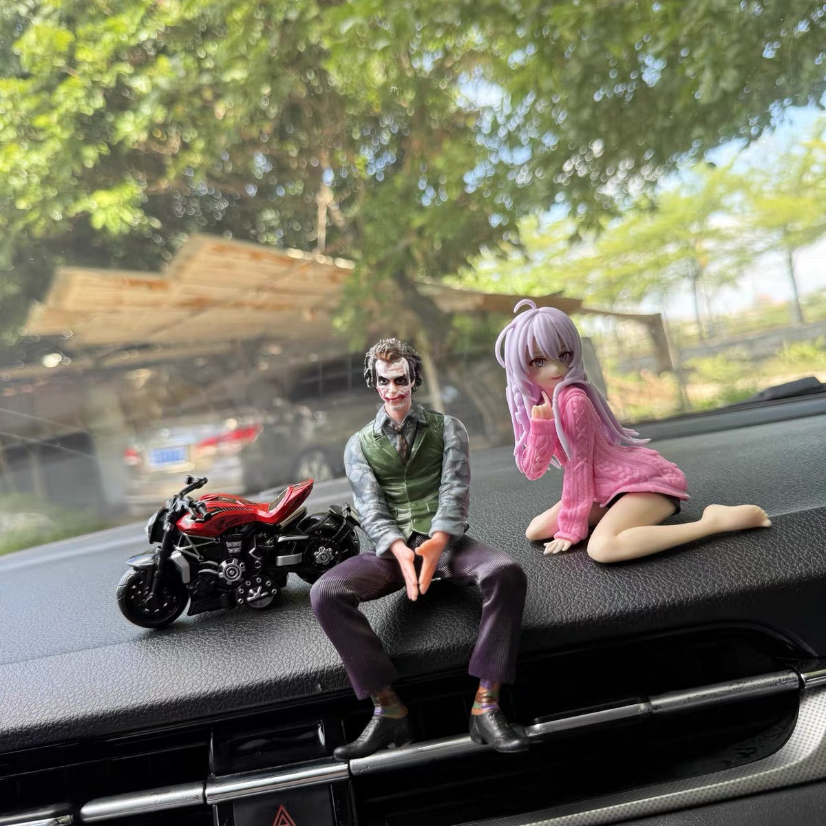 Dán xe Joker và búp bê xinh