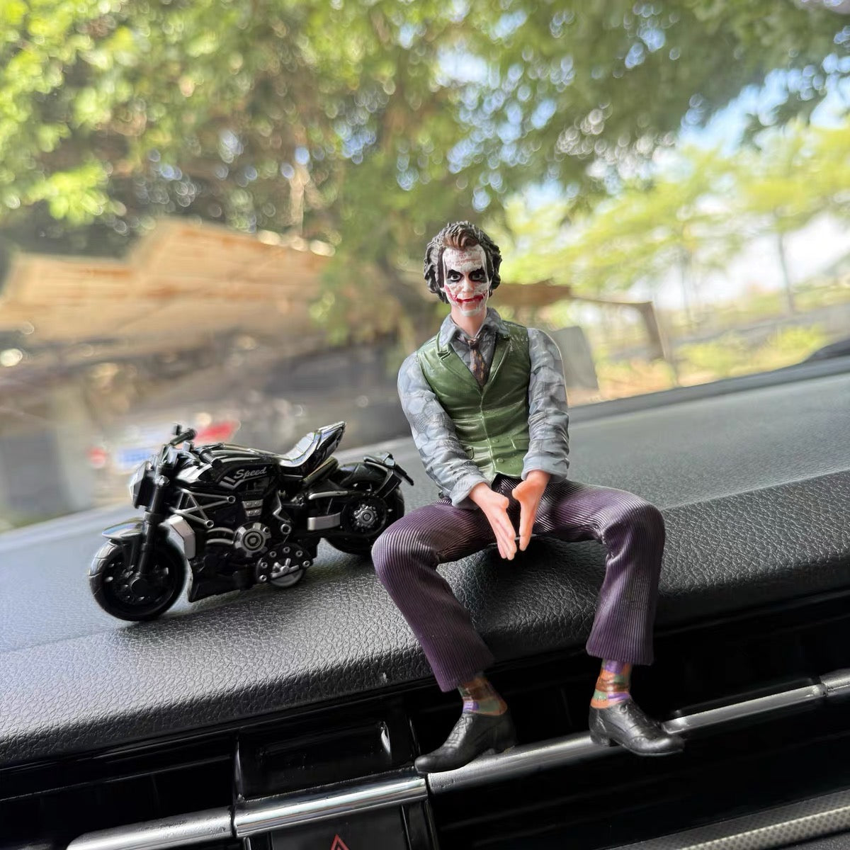 Dán xe Joker và búp bê xinh