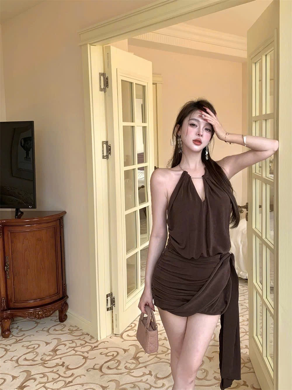 Đầm body nâu cổ yếm sang cuốn