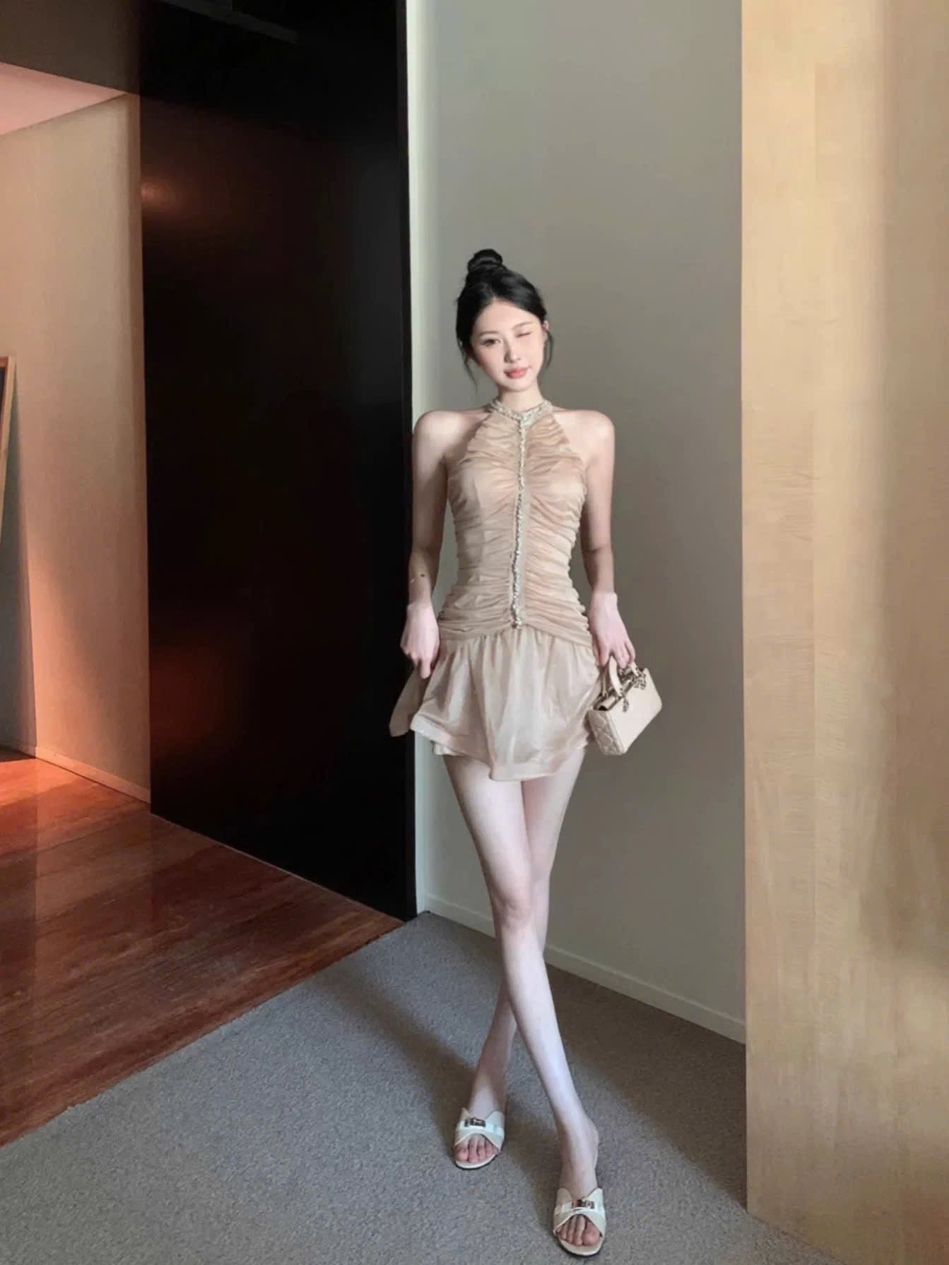 Váy cổ yếm đính đá đi tiệc