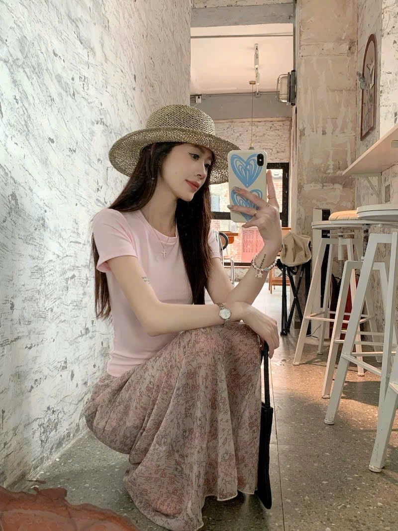 Set áo phông hồng trơn basic mix chân váy dài hoa nhí