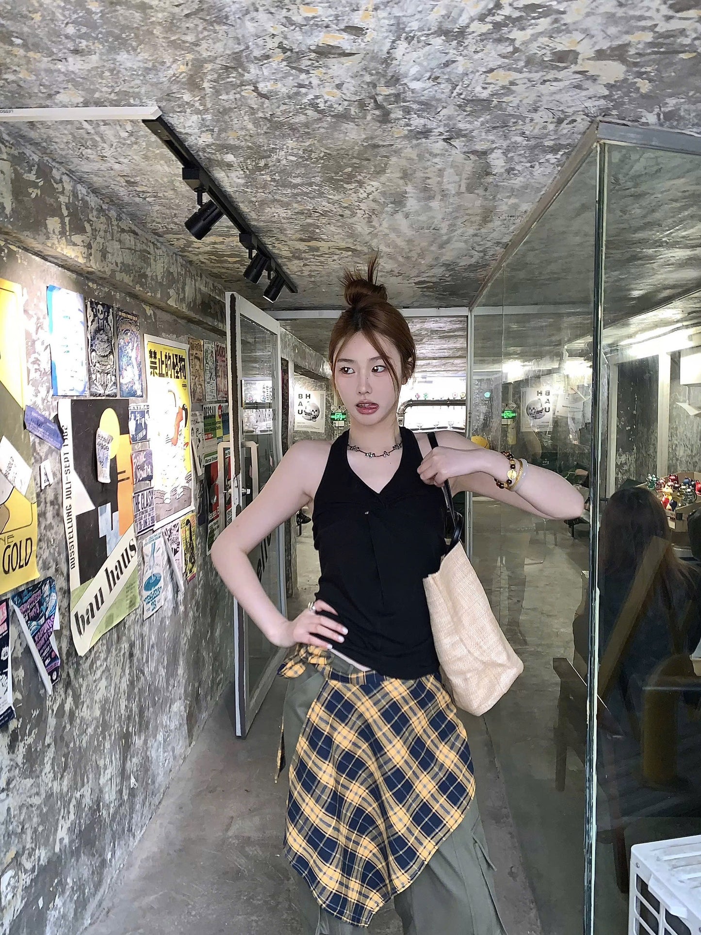 Áo cổ yếm xoắn ôm body