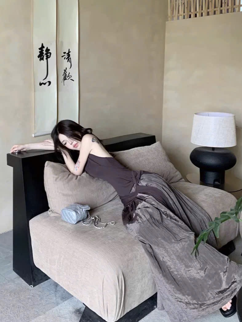 Set áo cổ yếm cột tà lơi mềm mại phối cùng chân váy xếp ly dài