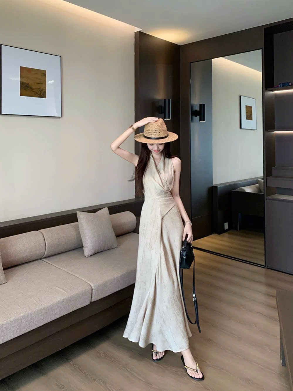 Váy cổ chữ V kín đáo, thanh lịch