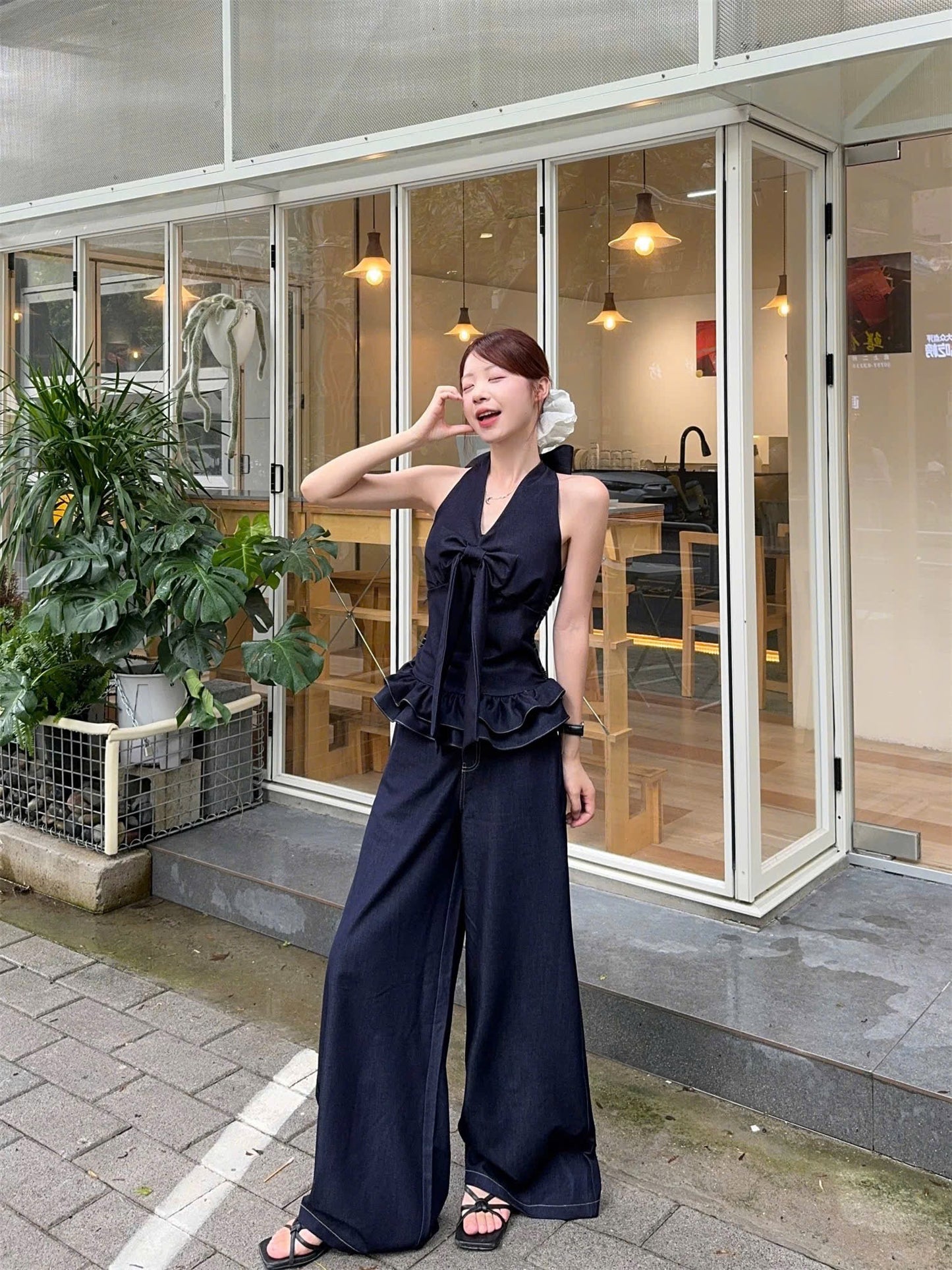 Set áo cổ yếm đính nơ siêu yêu, mix cùng quần suông tone xanh denim