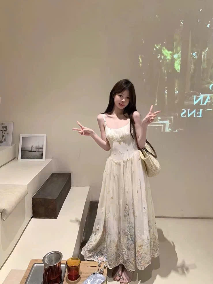 Đầm 2 dây màu kem điểm hoa nhí xinh