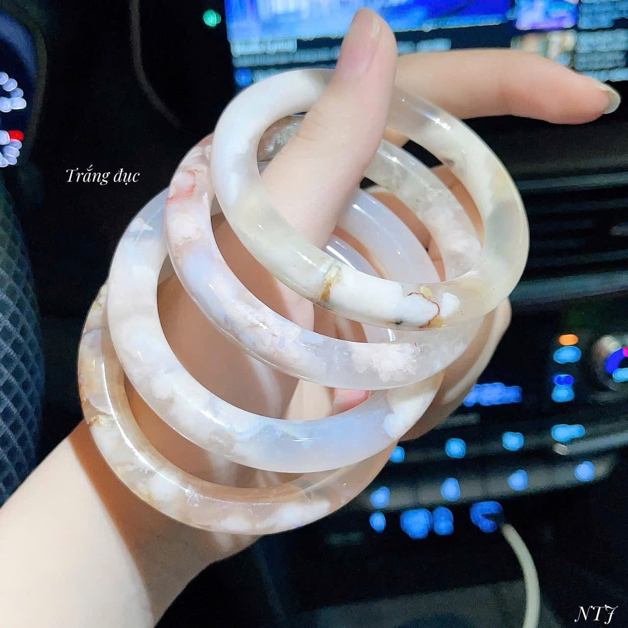 Vòng ngọc hoa anh đào sang trọng