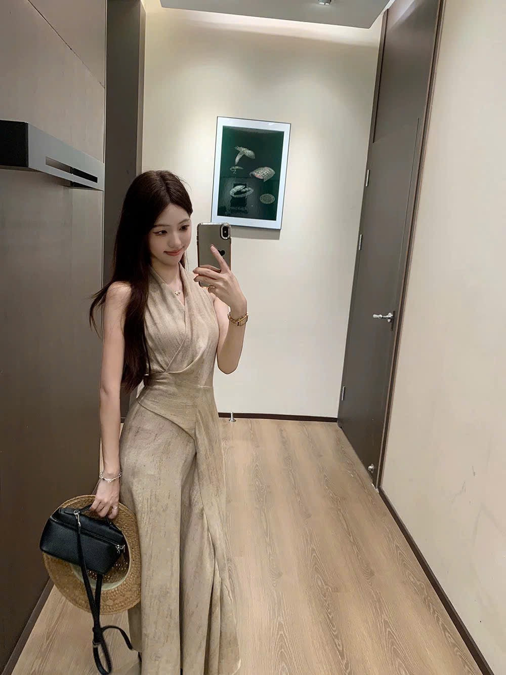 Váy cổ chữ V kín đáo, thanh lịch
