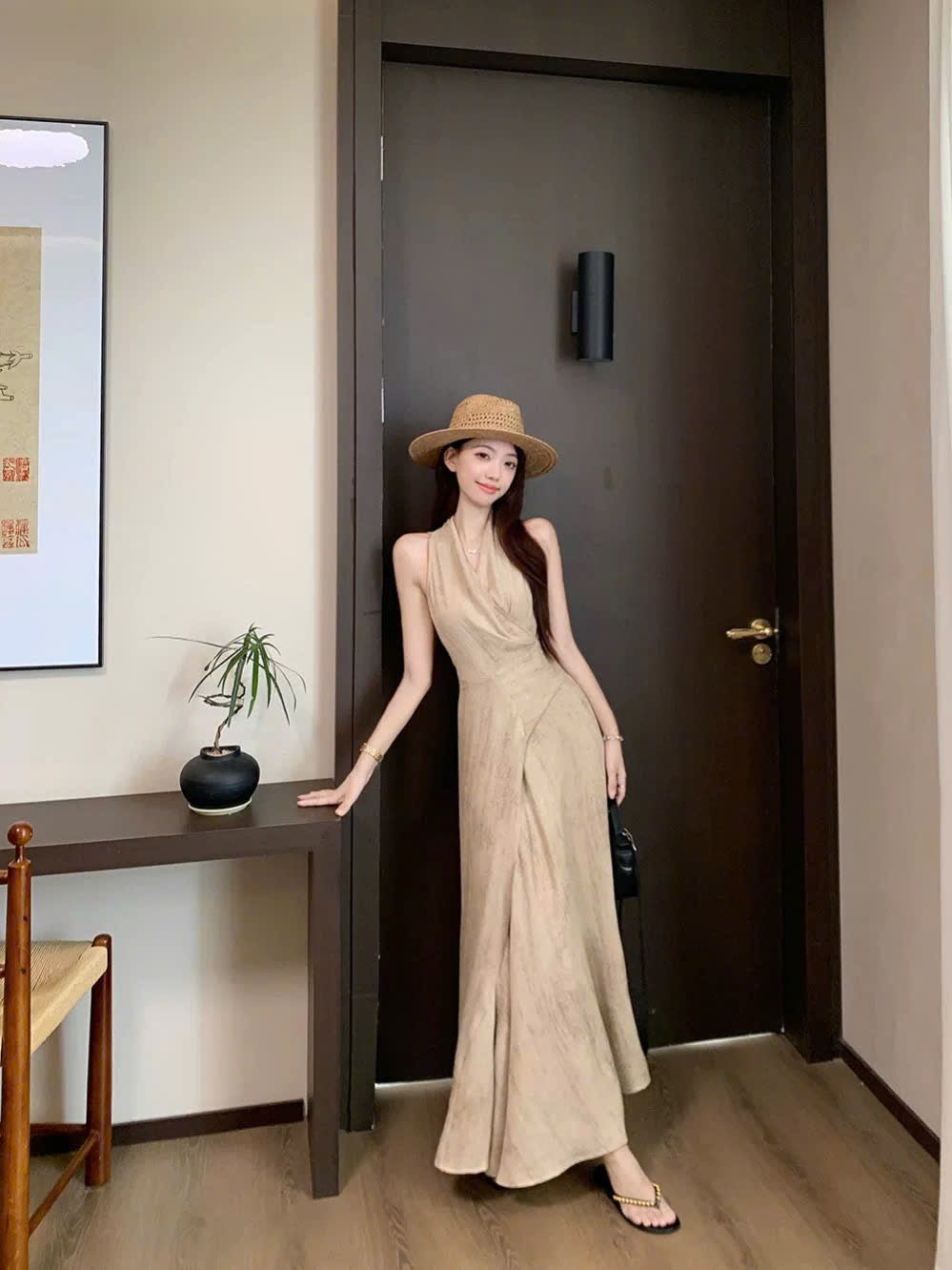 Váy cổ chữ V kín đáo, thanh lịch