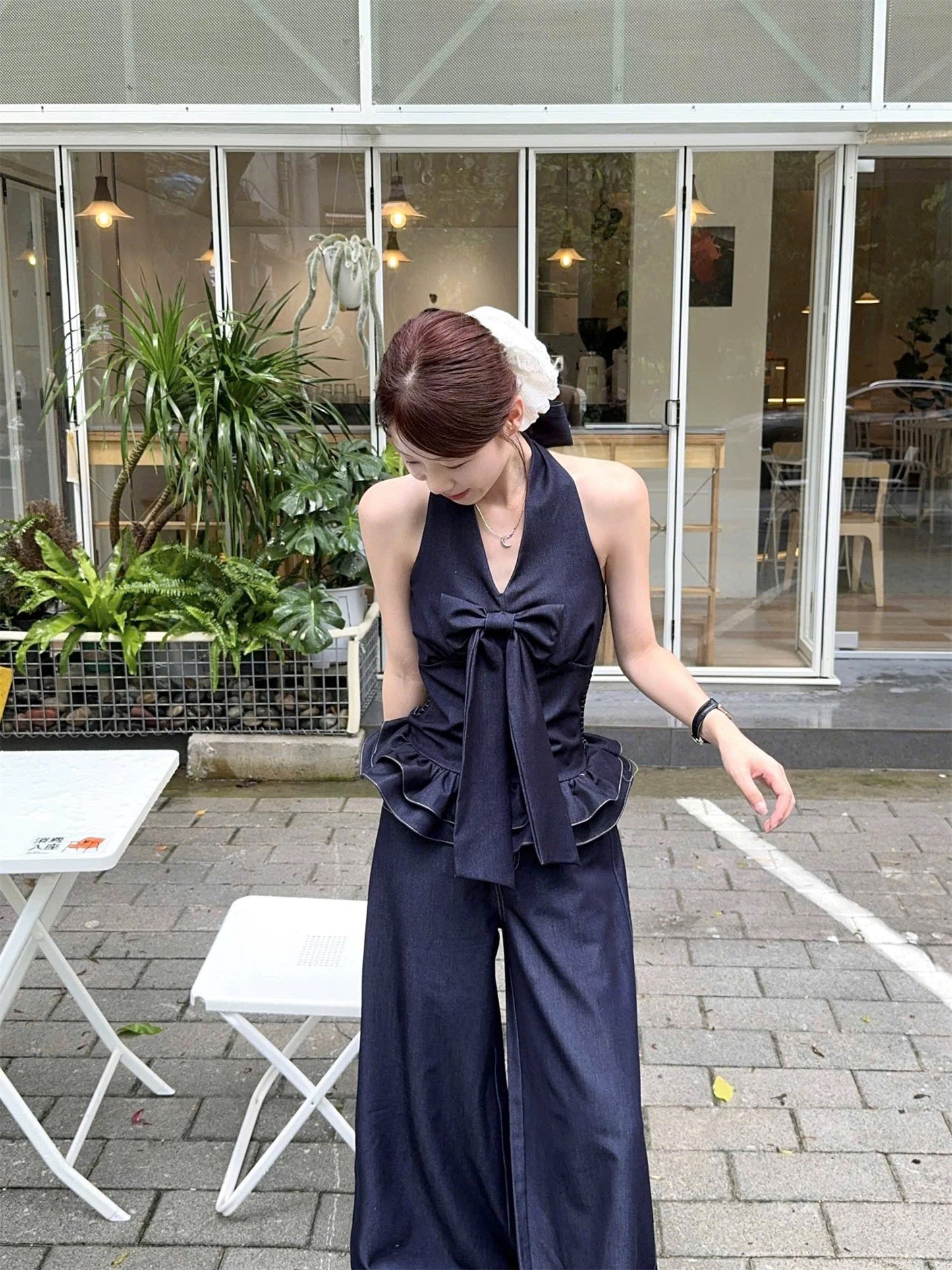 Set áo cổ yếm đính nơ siêu yêu, mix cùng quần suông tone xanh denim