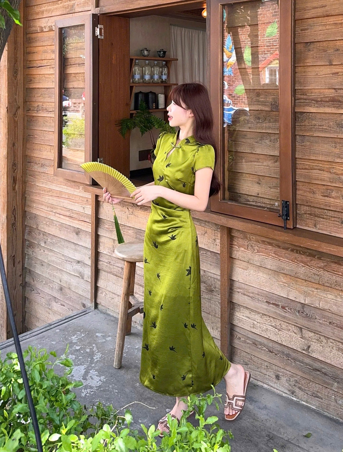 Sườn xám xanh tôn dáng