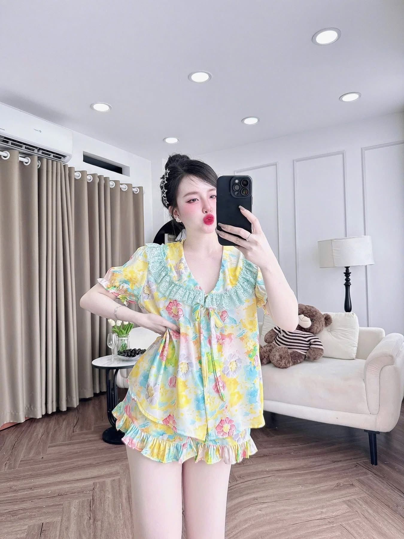 Bộ ngủ đùi lụa latin cổ sen