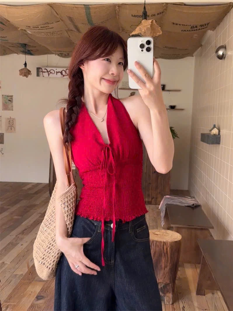 Áo cổ yếm đỏ rực rỡ