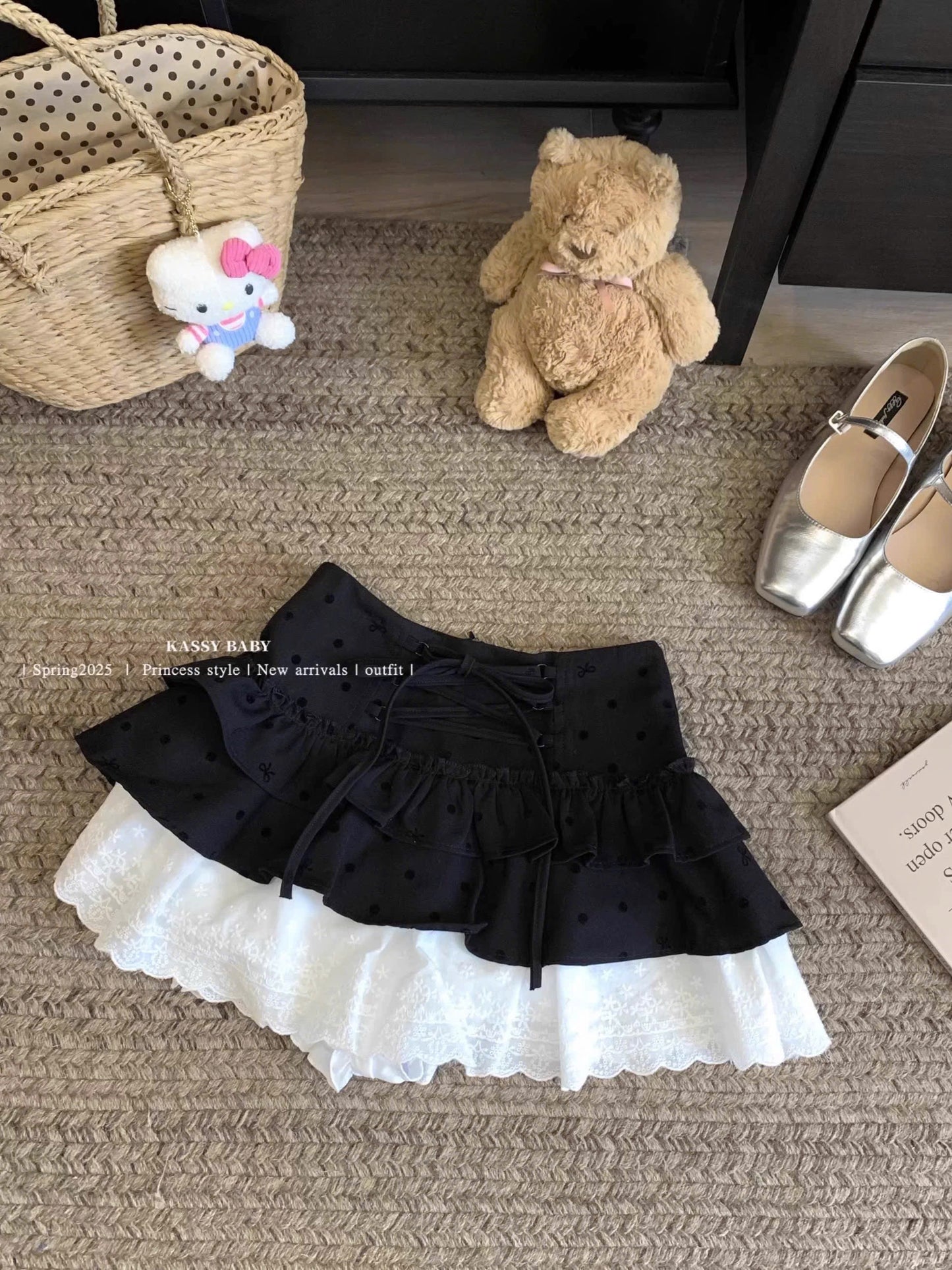 Chân váy xoè chấm bi