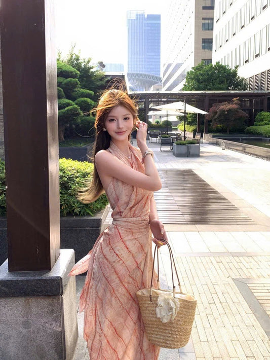 Váy dài cổ yếm thắt lưng nhẹ nhàng
