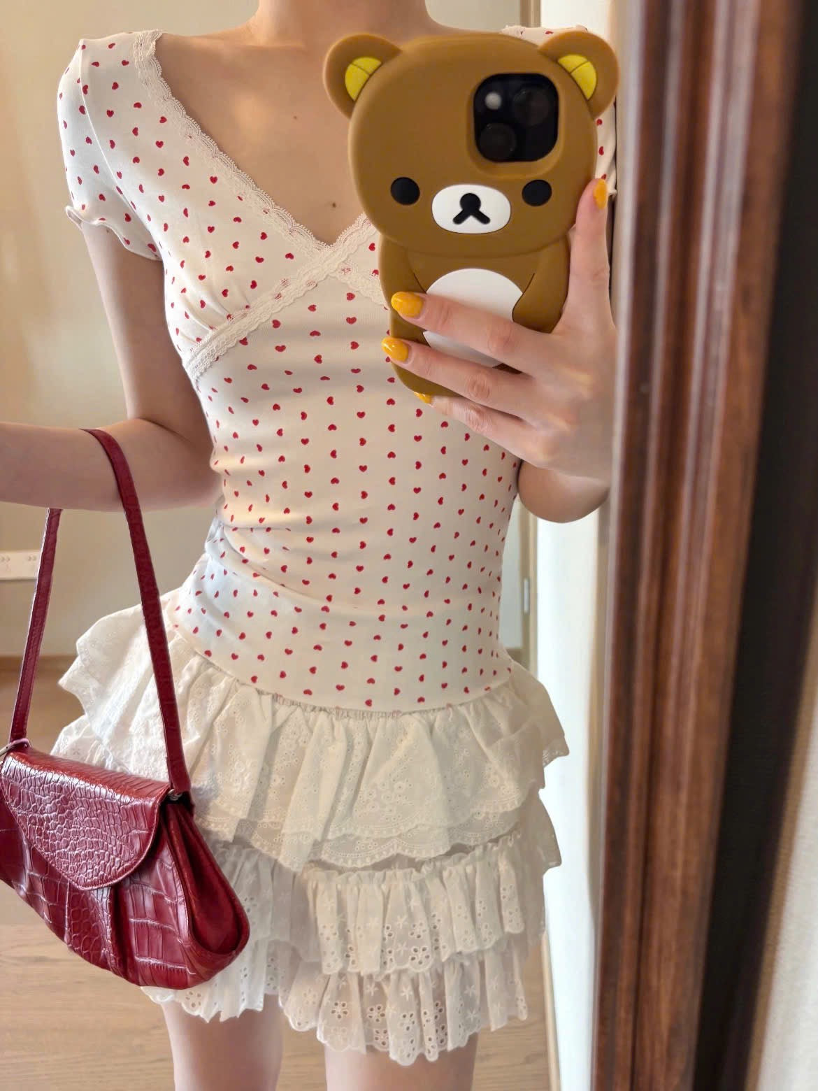 Áo cổ V chấm bi đỏ tôn dáng