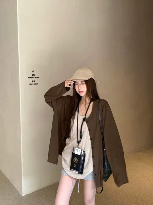 Set áo cardigan nâu khoác ngoài áo 3 lỗ, mix quần short xám