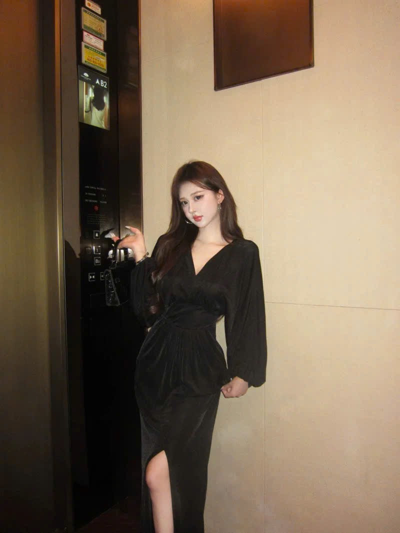 Chiếc váy đen dài tay