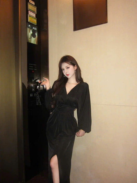 Chiếc váy đen dài tay