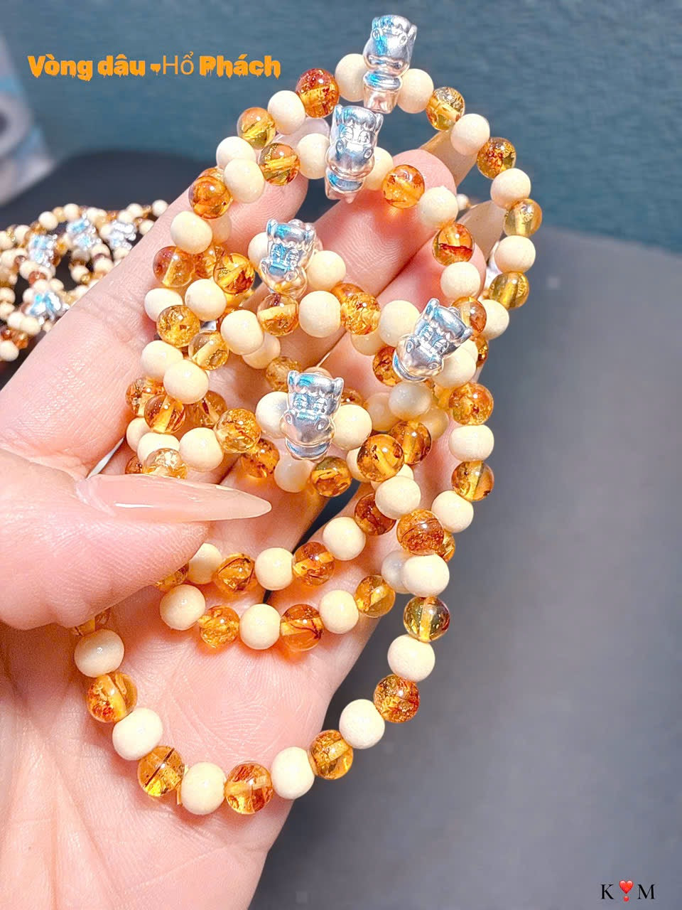 Vòng dâu mix hổ phách phối charm bạc