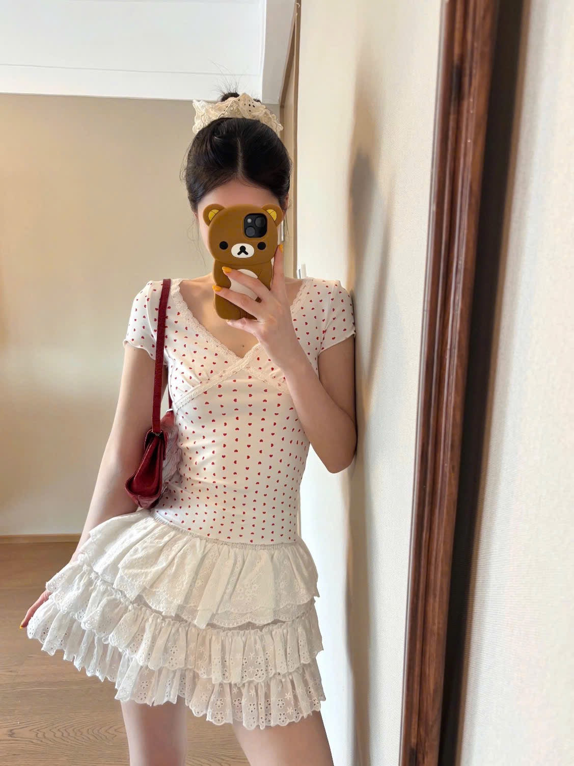 Áo cổ V chấm bi đỏ tôn dáng