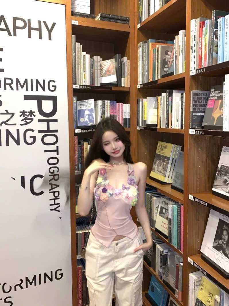 Áo 2 dây cổ yếm đính hoa